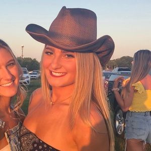 Meet your Posher, Maxine